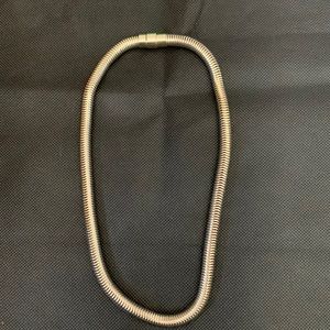 Magnetic round chain necklace in gold finish